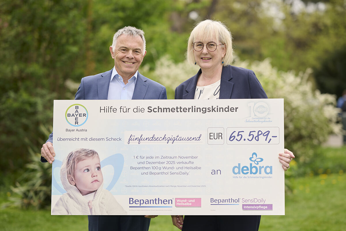 Dr. Rainer Riedl, Obmann DEBRA Austria und Mag. Susanne Eibegger, Commercial Lead Consumer Health bei Bayer Austria