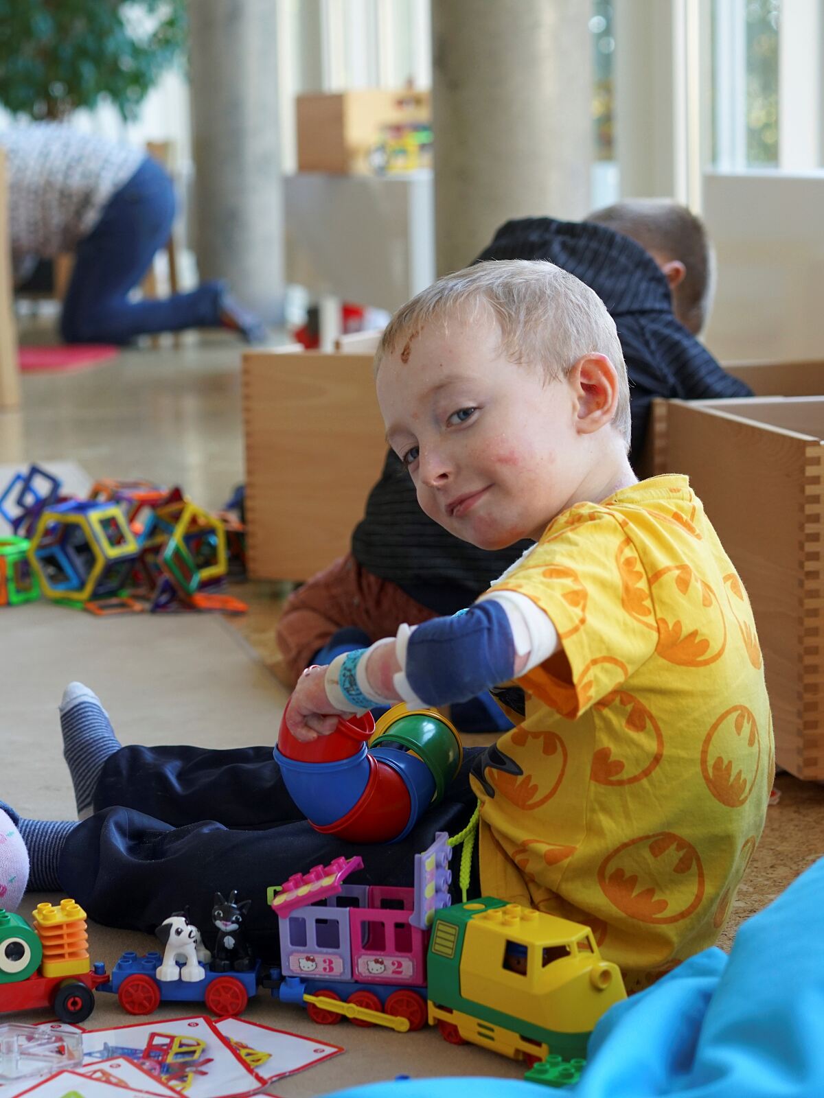 Schmetterlingskind beim Spielen